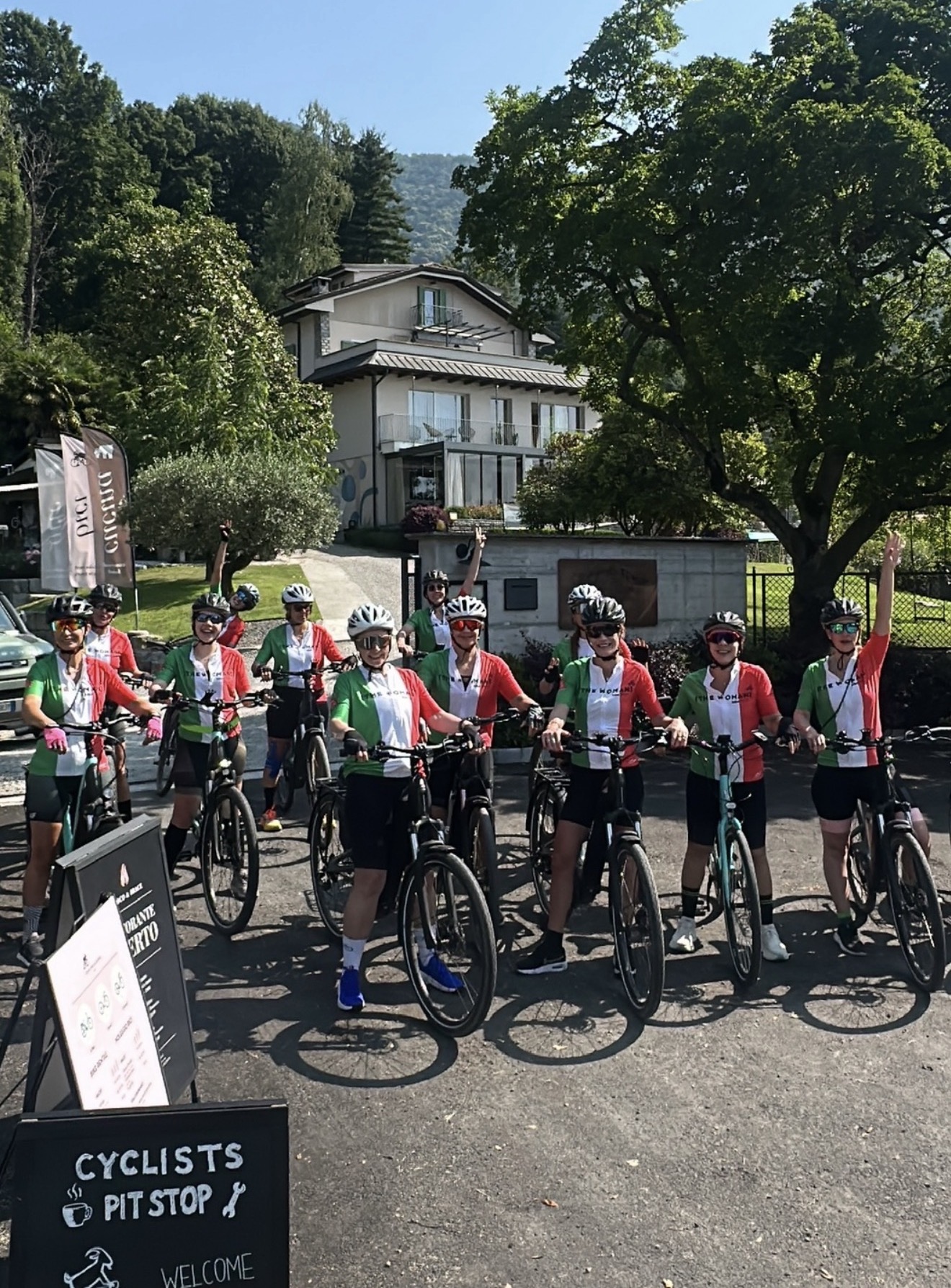 Grupo de mulheres da Bike Trip reunido antes de sair para pedalar na Itália